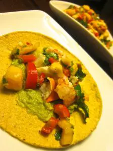 Creamy spinach curry with mixed vegetables and naan bread.