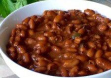 A bowl of cooked kidney beans in sauce.