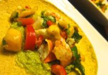 Creamy spinach curry with mixed vegetables and naan bread.